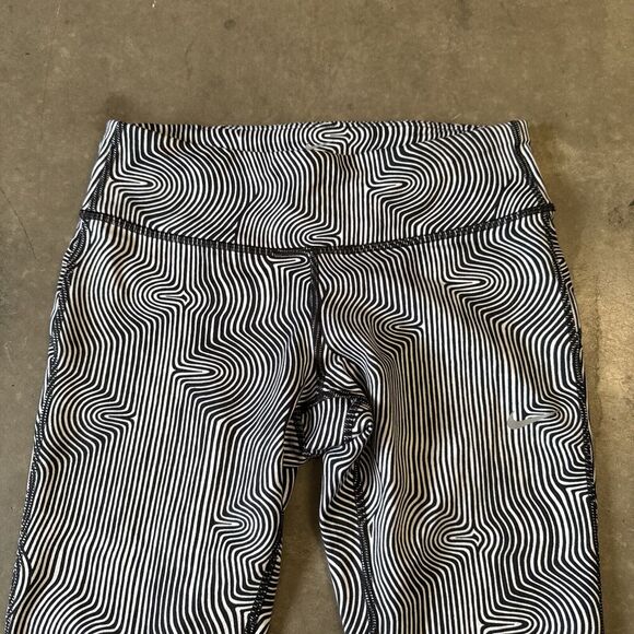 Nike Dri Fit Cropped Legging Striped Geometric S Black White Workout Gym Running - Picture 3 of 15